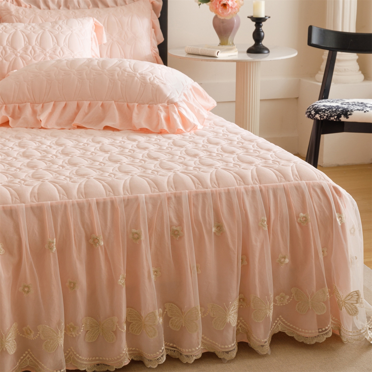 91家纺网 家纺一手货源 找家纺 好儿喜家纺 2025新款A类水洗棉床裙三件套-芳菲系列 芳菲-浅粉