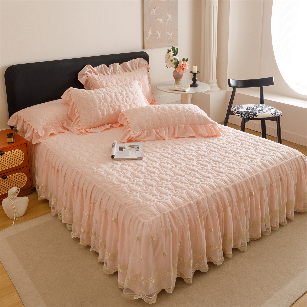 91家纺网 家纺一手货源 找家纺 好儿喜家纺 2025新款A类水洗棉床裙三件套-芳菲系列 芳菲-浅粉