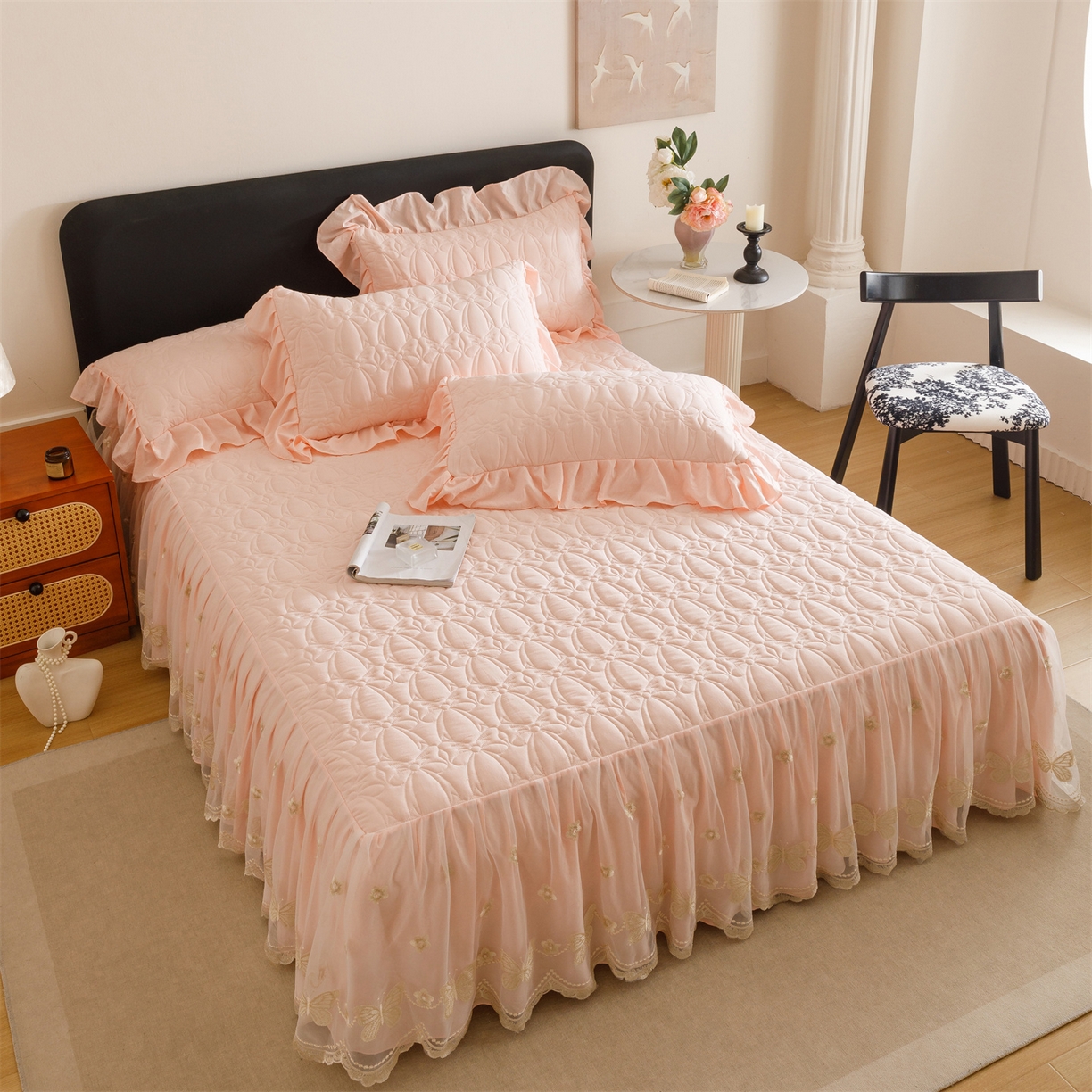 91家纺网 家纺一手货源 找家纺 好儿喜家纺 2025新款A类水洗棉床裙三件套-芳菲系列 芳菲-浅粉