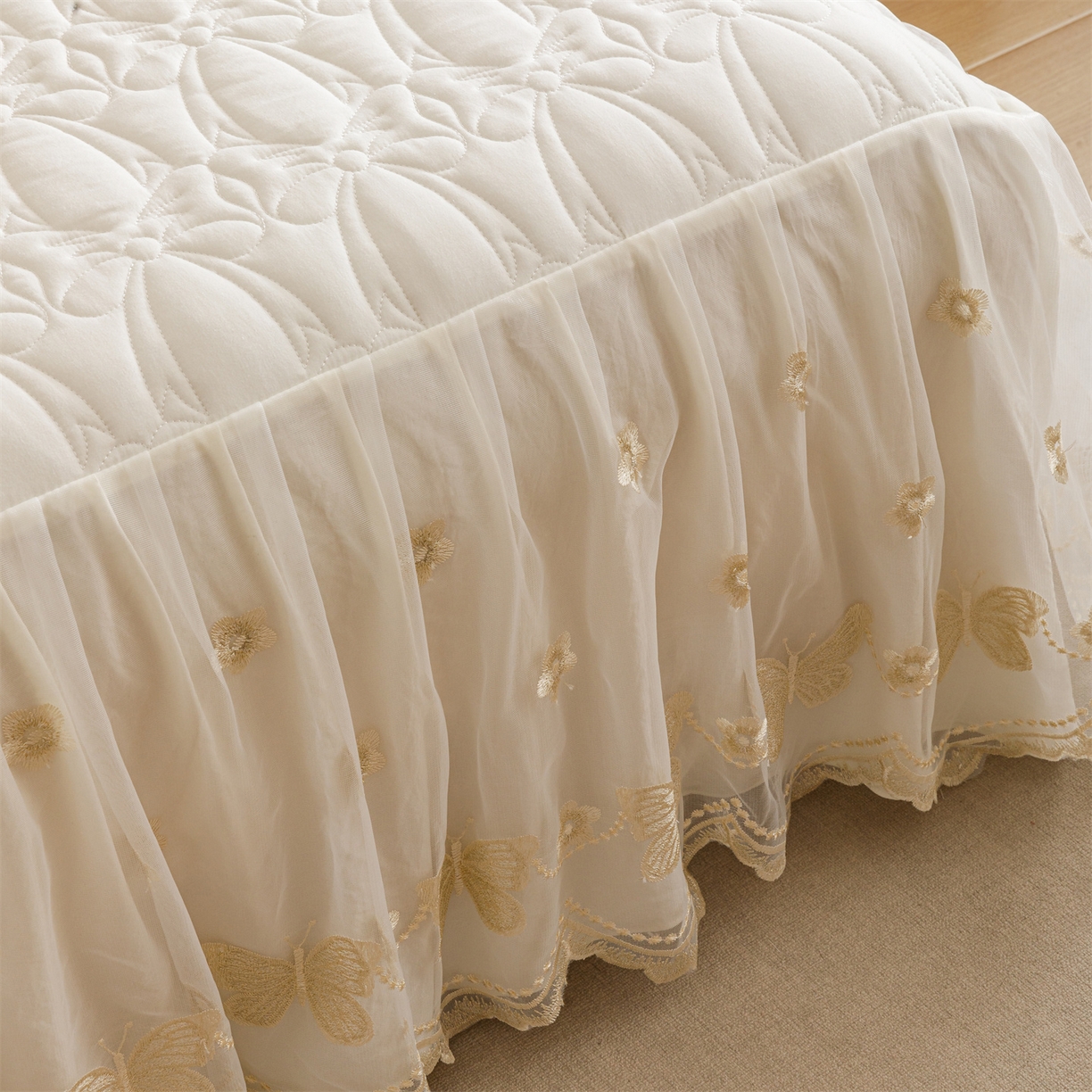 91家纺网 家纺一手货源 找家纺 好儿喜家纺 2025新款A类水洗棉床裙三件套-芳菲系列 芳菲-奶白