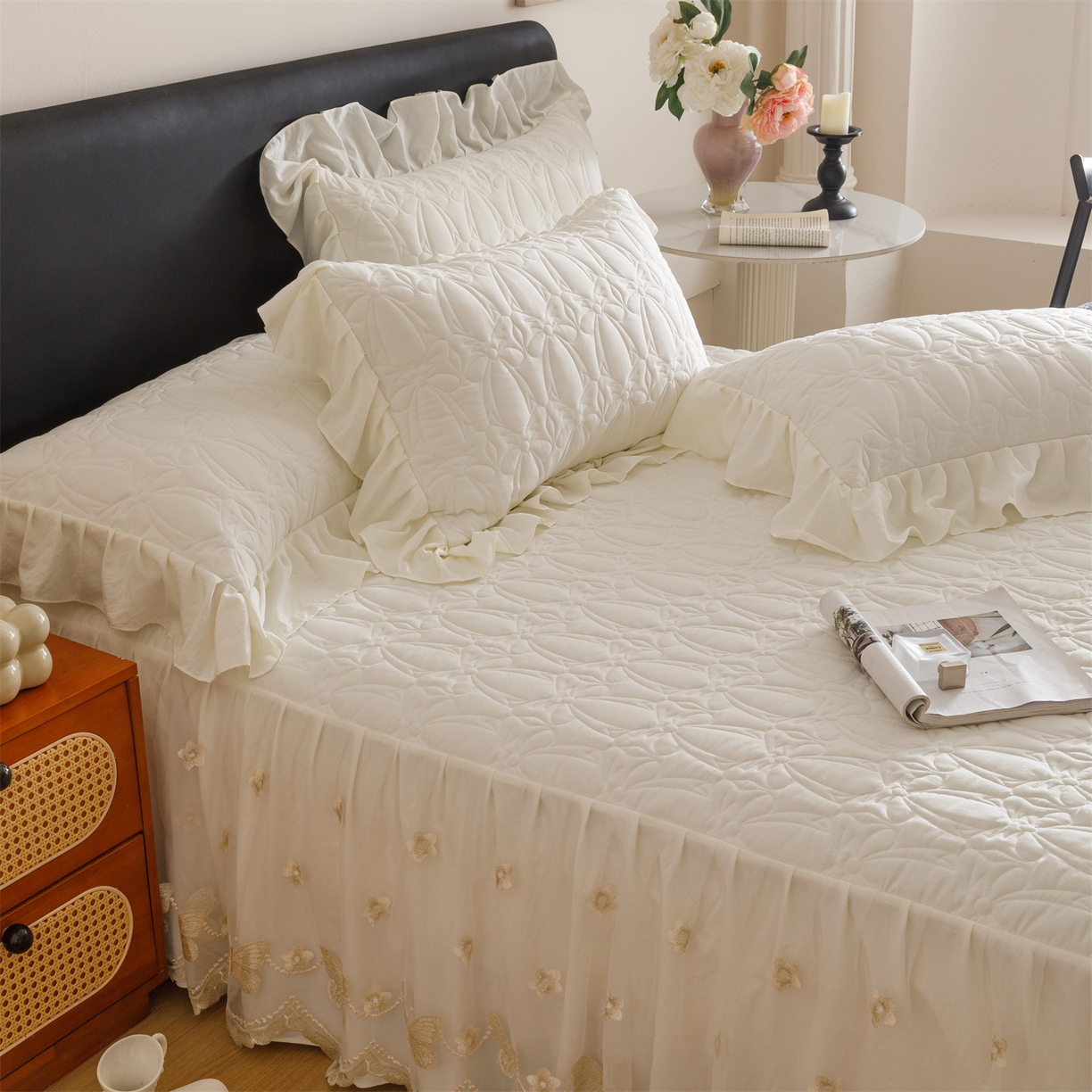 91家纺网 家纺一手货源 找家纺 好儿喜家纺 2025新款A类水洗棉床裙三件套-芳菲系列 芳菲-奶白