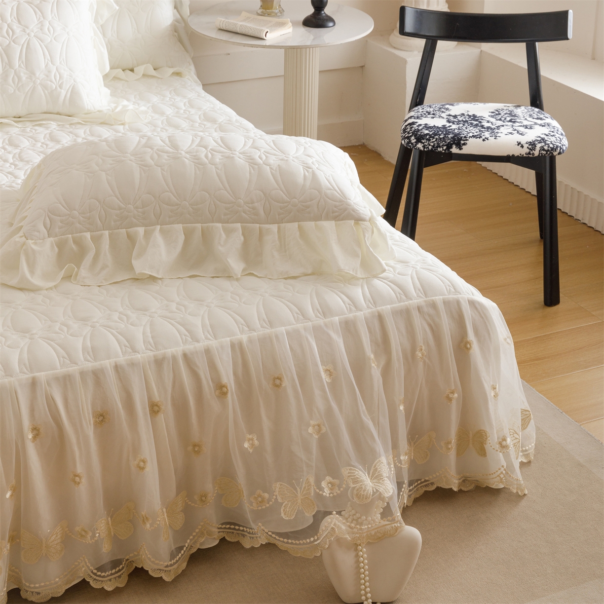 91家纺网 家纺一手货源 找家纺 好儿喜家纺 2025新款A类水洗棉床裙三件套-芳菲系列 芳菲-奶白