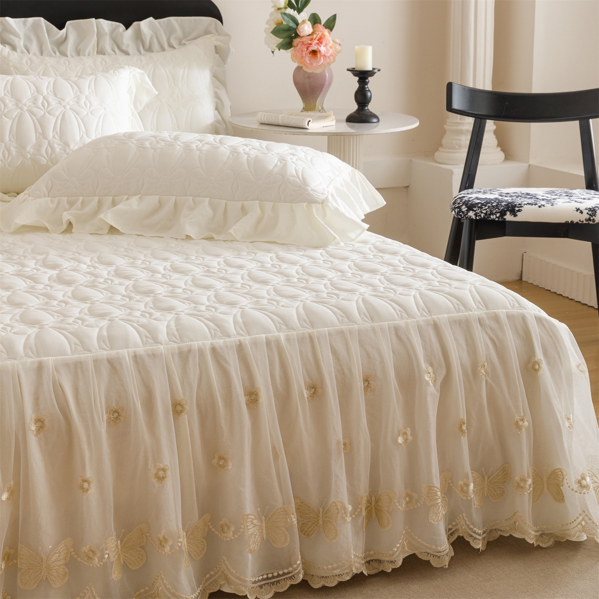 91家纺网 家纺一手货源 找家纺 好儿喜家纺 2025新款A类水洗棉床裙三件套-芳菲系列 芳菲-奶白