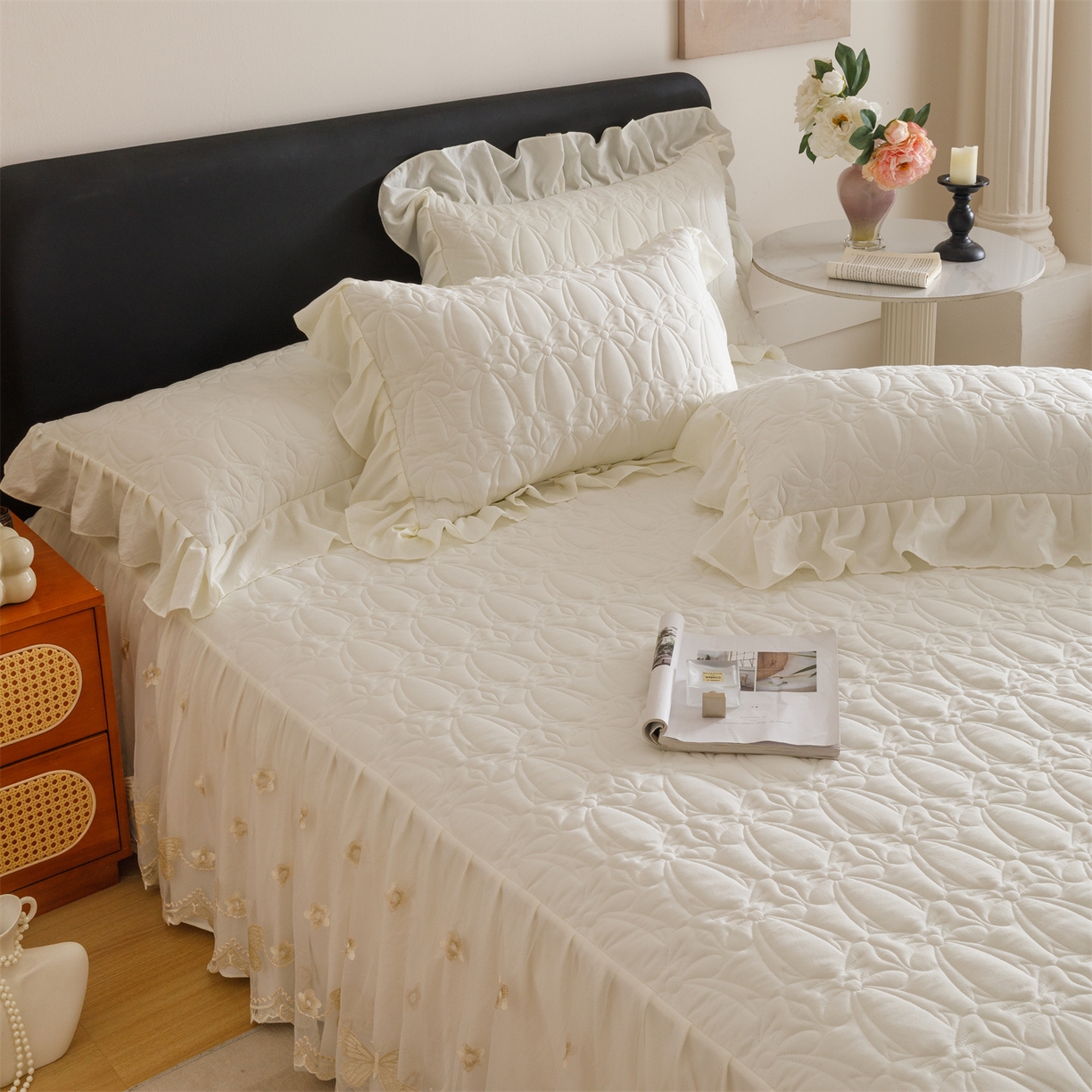 91家纺网 家纺一手货源 找家纺 好儿喜家纺 2025新款A类水洗棉床裙三件套-芳菲系列 芳菲-奶白