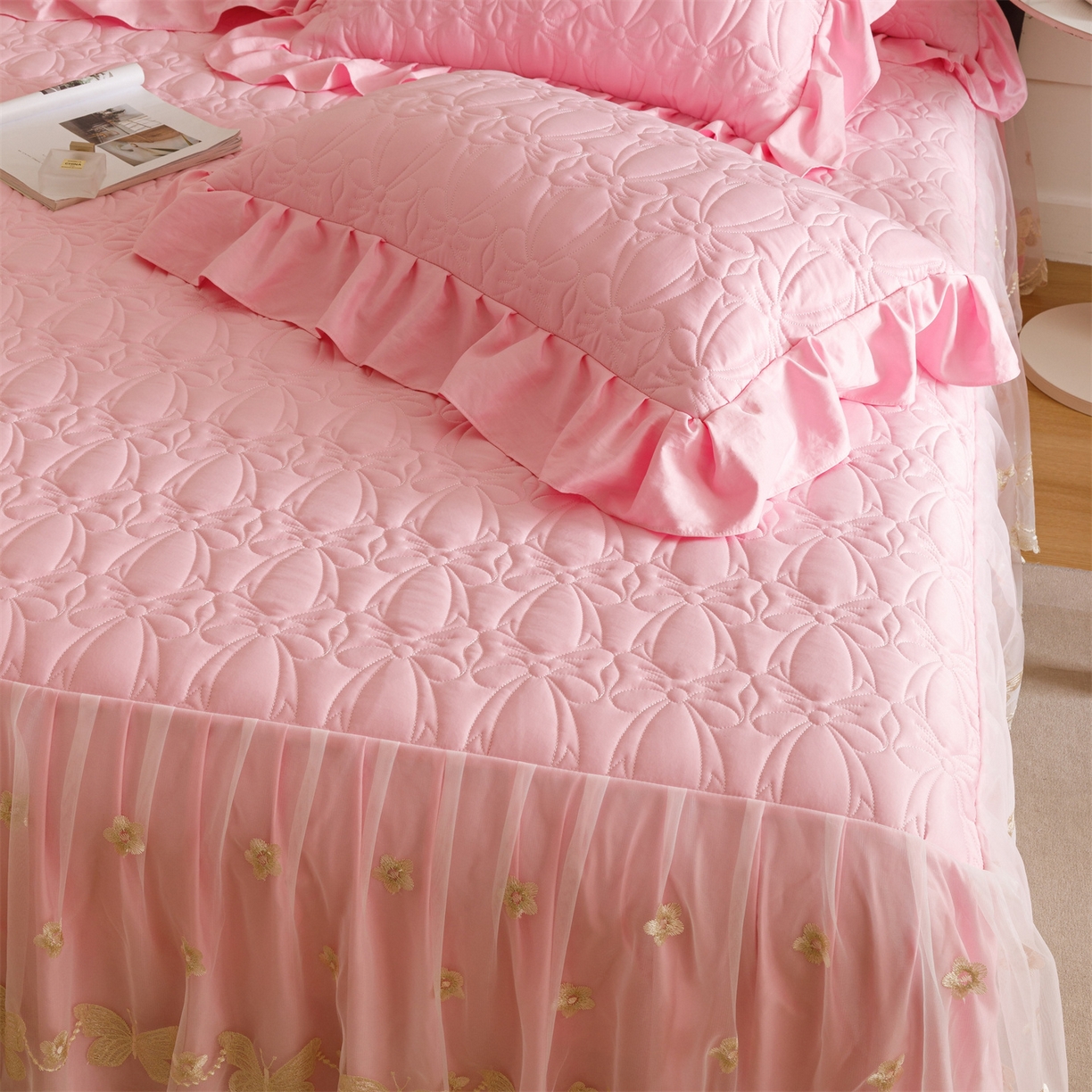 91家纺网 家纺一手货源 找家纺 好儿喜家纺 2025新款A类水洗棉床裙三件套-芳菲系列 芳菲-粉