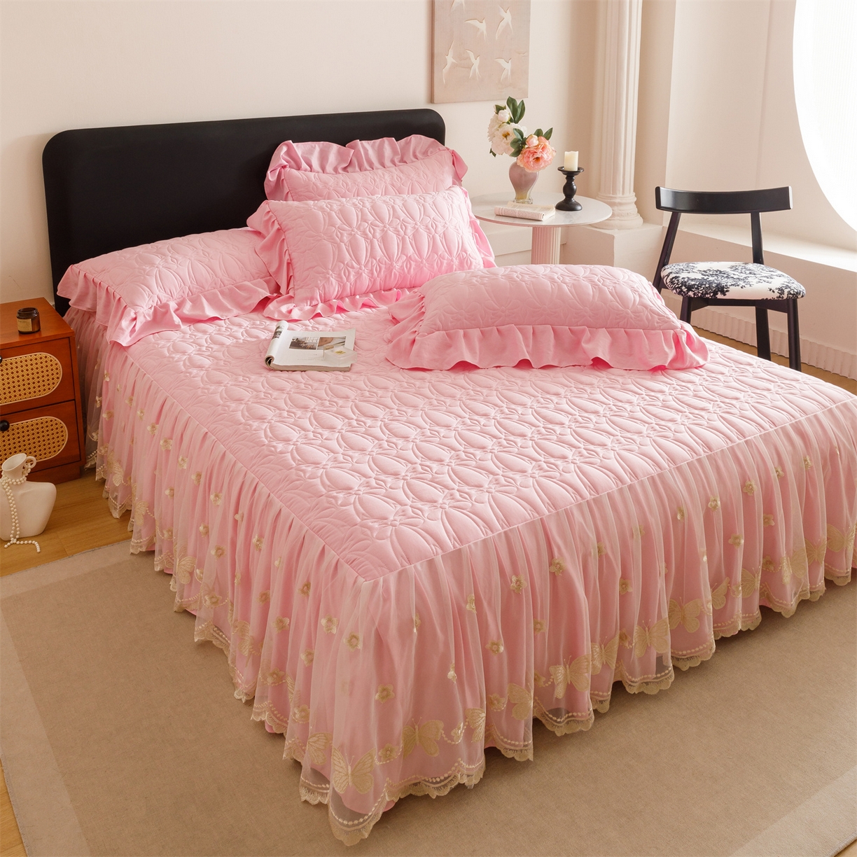 91家纺网 家纺一手货源 找家纺 好儿喜家纺 2025新款A类水洗棉床裙三件套-芳菲系列 芳菲-粉