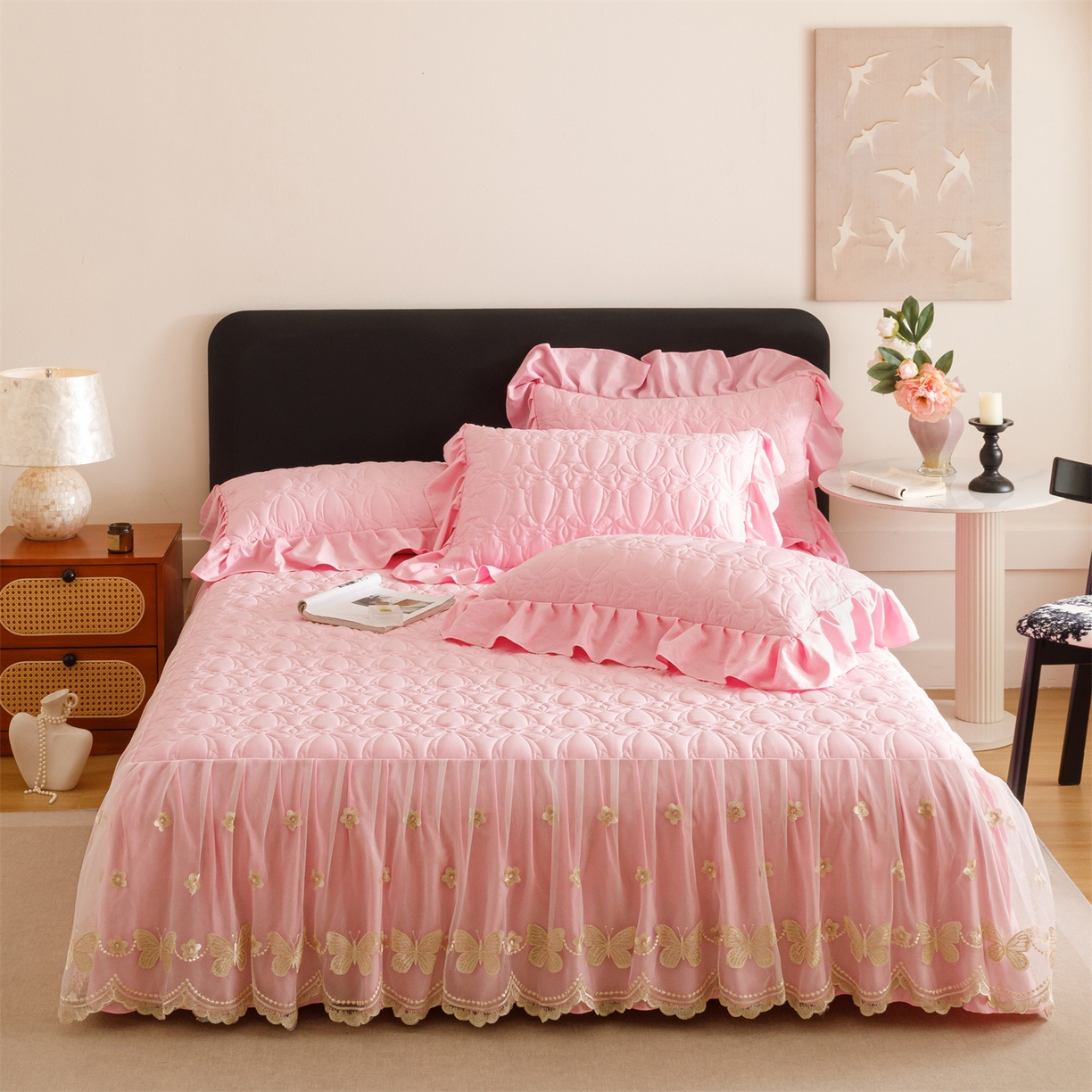 91家纺网 家纺一手货源 找家纺 好儿喜家纺 2025新款A类水洗棉床裙三件套-芳菲系列 芳菲-粉