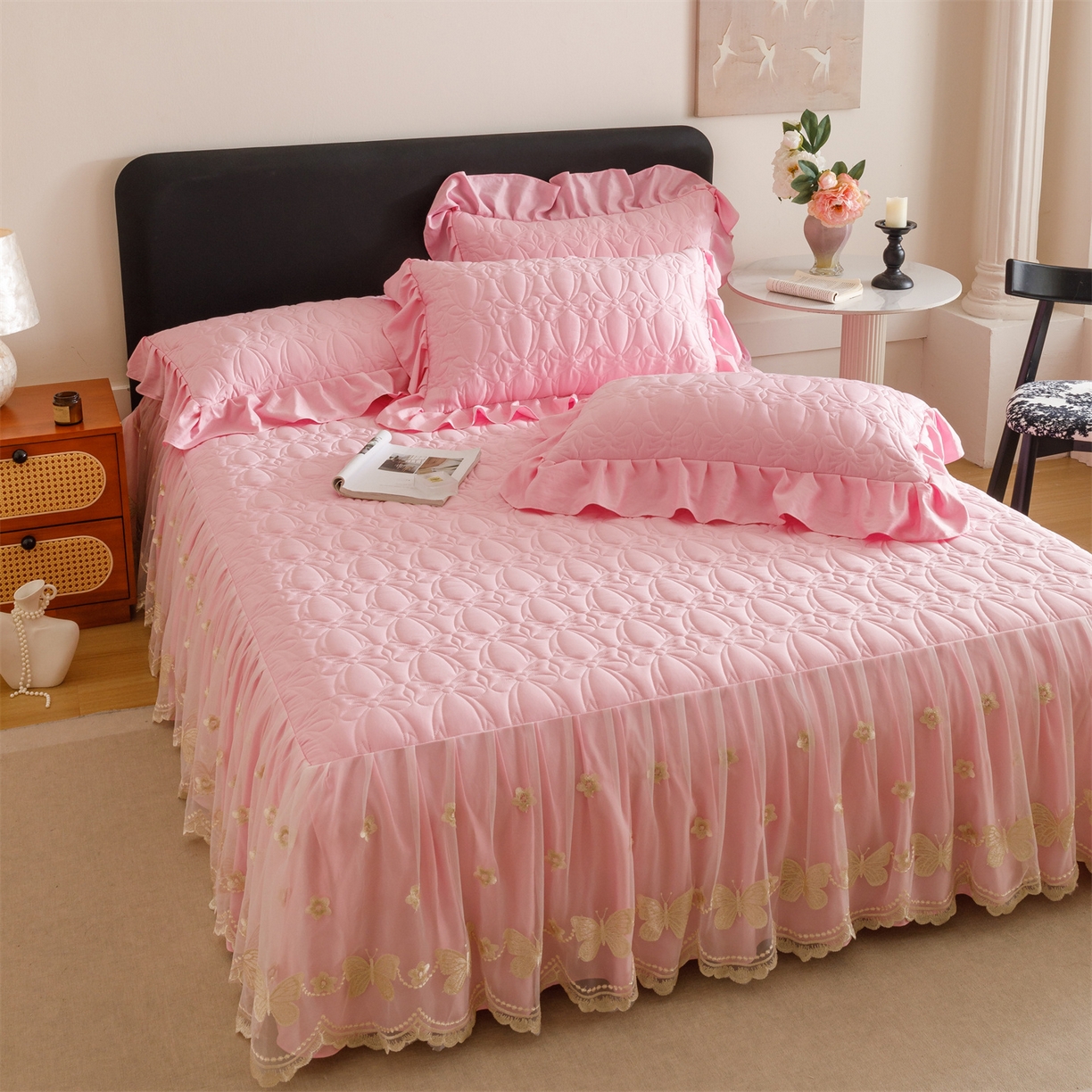 91家纺网 家纺一手货源 找家纺 好儿喜家纺 2025新款A类水洗棉床裙三件套-芳菲系列 芳菲-粉