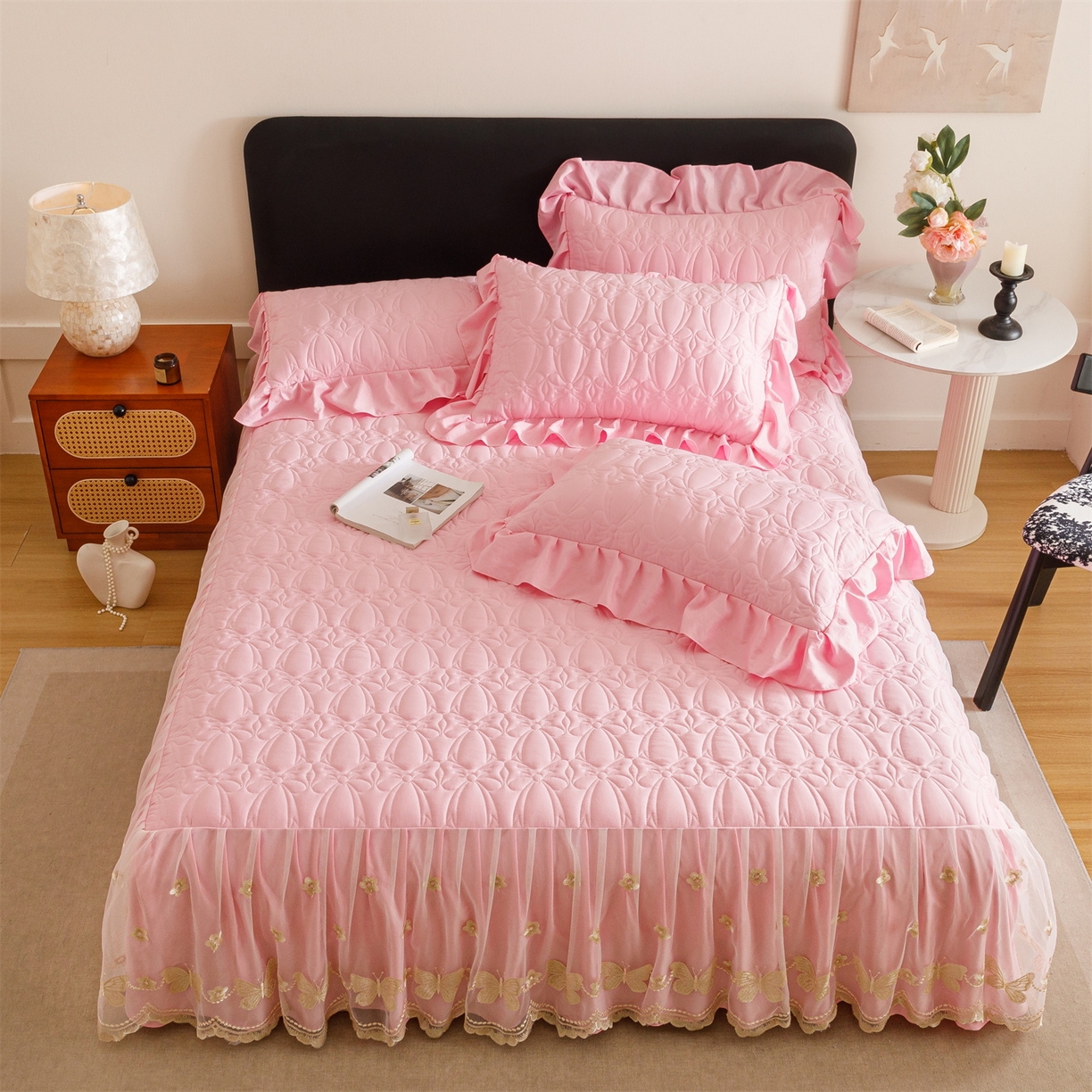 91家纺网 家纺一手货源 找家纺 好儿喜家纺 2025新款A类水洗棉床裙三件套-芳菲系列 芳菲-粉