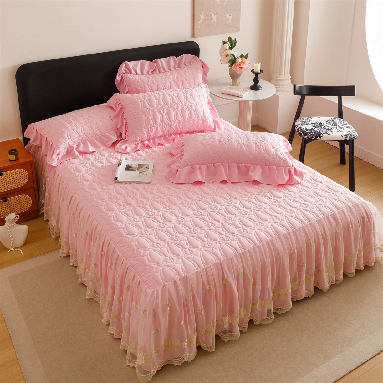 91家纺网 家纺一手货源 找家纺 好儿喜家纺 2025新款A类水洗棉床裙三件套-芳菲系列 芳菲-粉