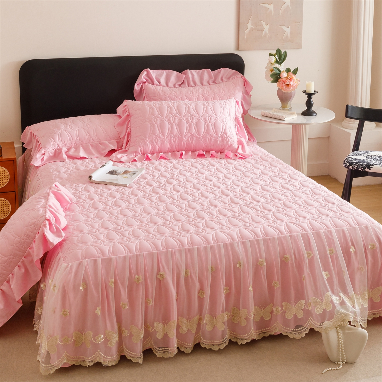 91家纺网 家纺一手货源 找家纺 好儿喜家纺 2025新款A类水洗棉床裙三件套-芳菲系列 芳菲-粉