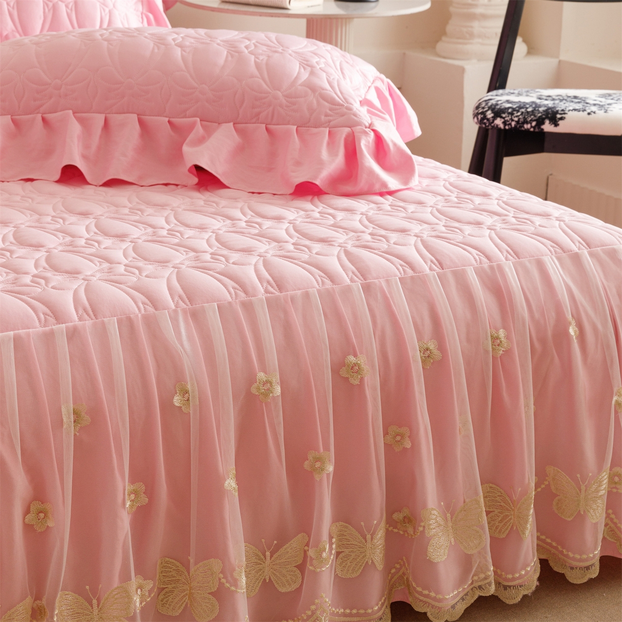 91家纺网 家纺一手货源 找家纺 好儿喜家纺 2025新款A类水洗棉床裙三件套-芳菲系列 芳菲-粉