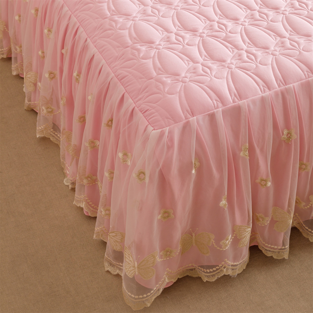 91家纺网 家纺一手货源 找家纺 好儿喜家纺 2025新款A类水洗棉床裙三件套-芳菲系列 芳菲-粉