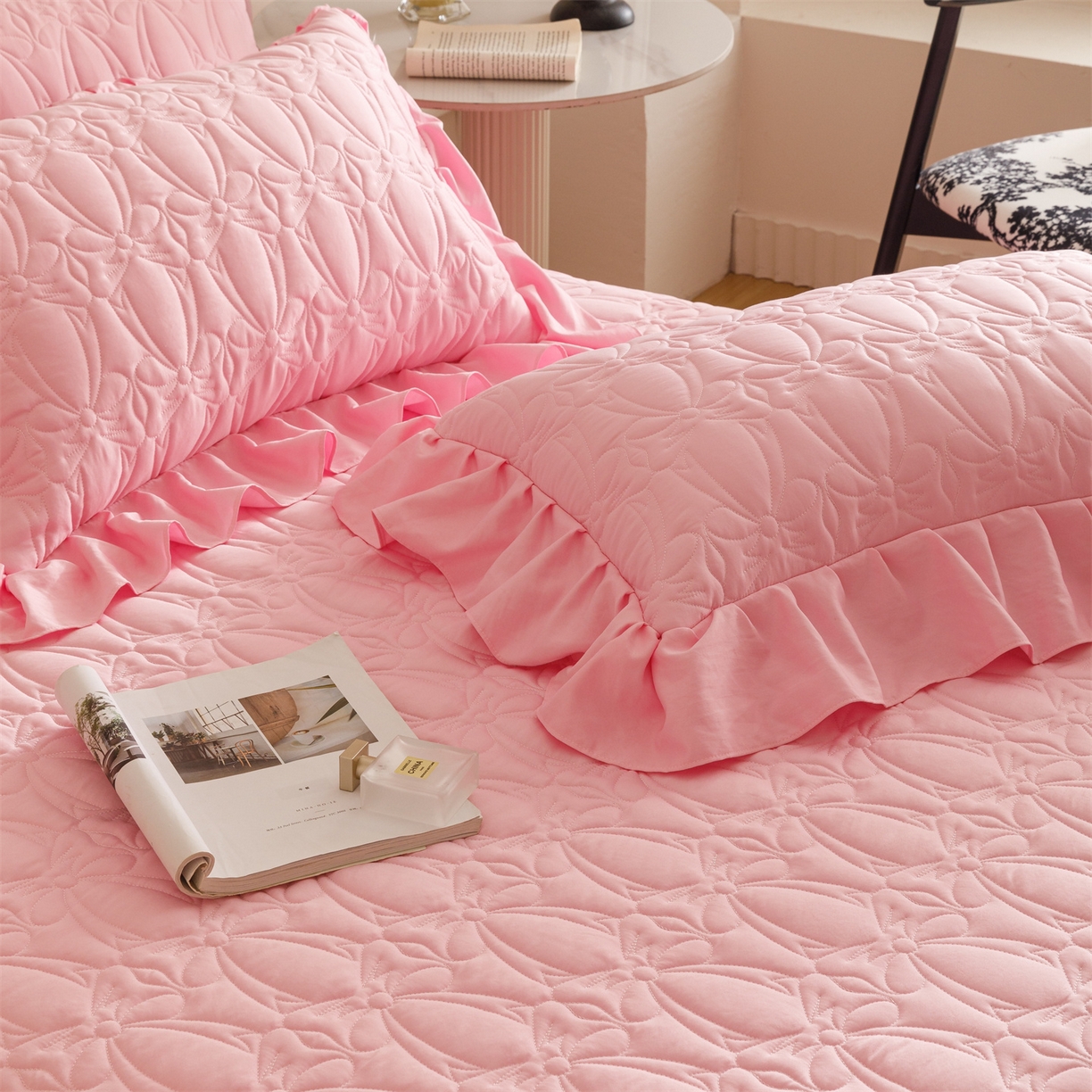 91家纺网 家纺一手货源 找家纺 好儿喜家纺 2025新款A类水洗棉床裙三件套-芳菲系列 芳菲-粉