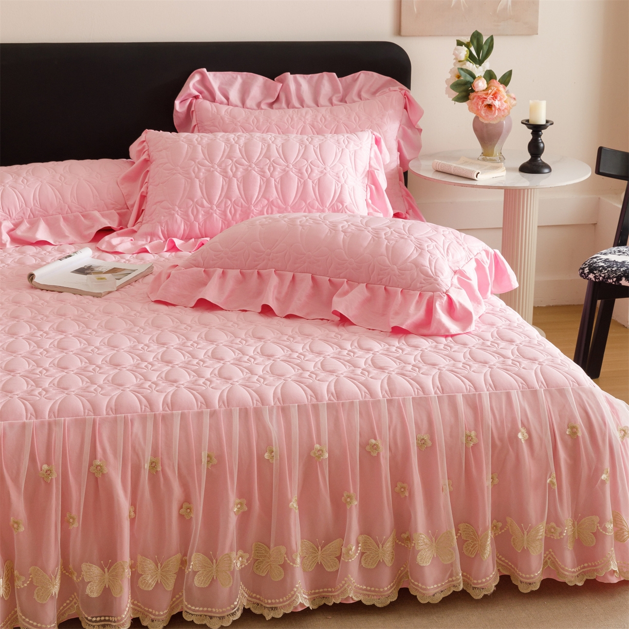 91家纺网 家纺一手货源 找家纺 好儿喜家纺 2025新款A类水洗棉床裙三件套-芳菲系列 芳菲-粉