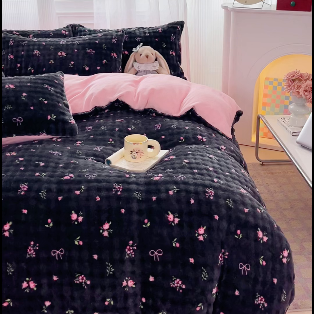 91家纺网 家纺一手货源 找家纺 梦纤绒 2025新款保暖舒适亲肤泡泡绒四件套黑底小红花