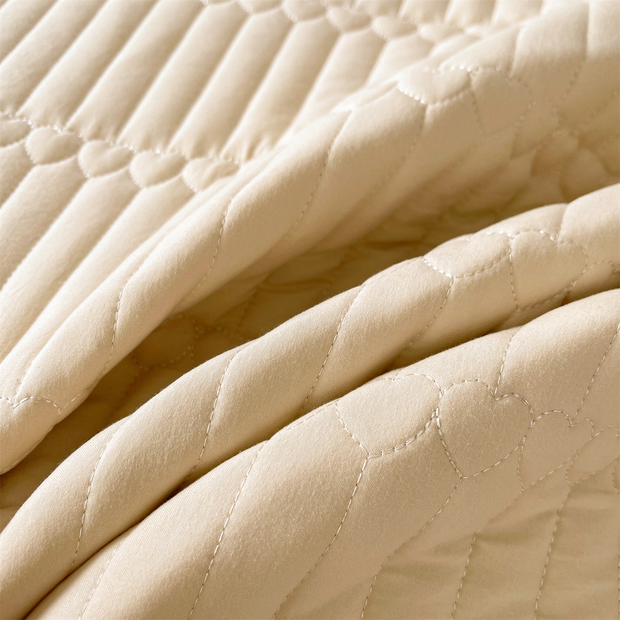 91家纺网 家纺一手货源 找家纺 好儿喜家纺 2025新款A类水洗棉床裙三件套-安妮系列 安妮-香槟