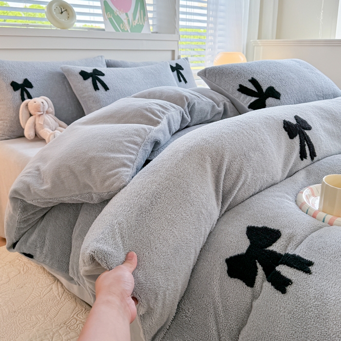 91家纺网 家纺一手货源 找家纺 小叮当家纺仓储工厂店 2025新款舒棉绒提花绣花四件套 舒棉绒提花-蝴蝶结灰色