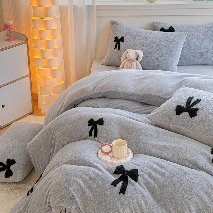 91家纺网 家纺一手货源 找家纺 小叮当家纺仓储工厂店 2025新款舒棉绒提花绣花四件套 舒棉绒提花-蝴蝶结灰色