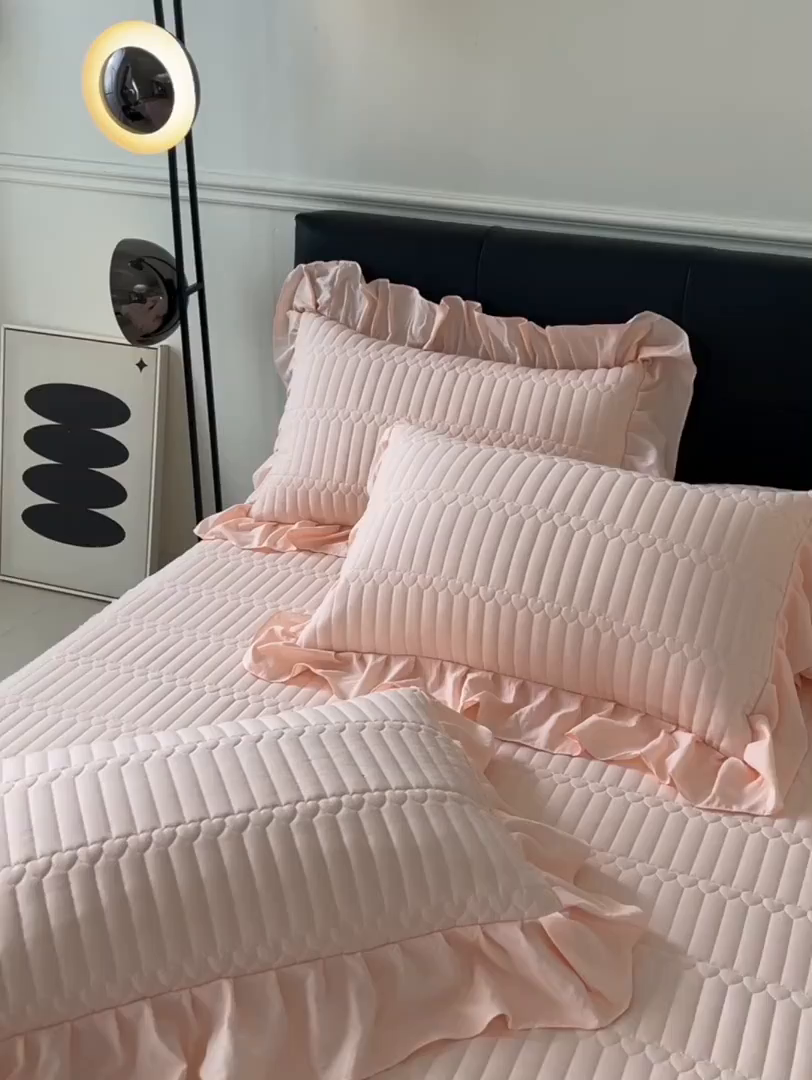 91家纺网 家纺一手货源 找家纺 好儿喜家纺 2025新款A类水洗棉床裙三件套-安妮系列 安妮-浅粉