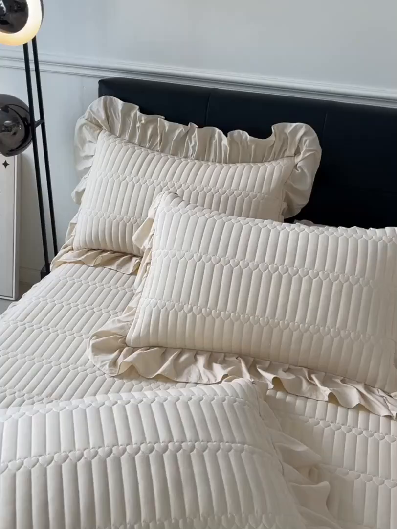 91家纺网 家纺一手货源 找家纺 好儿喜家纺 2025新款A类水洗棉床裙三件套-安妮系列 安妮-香槟