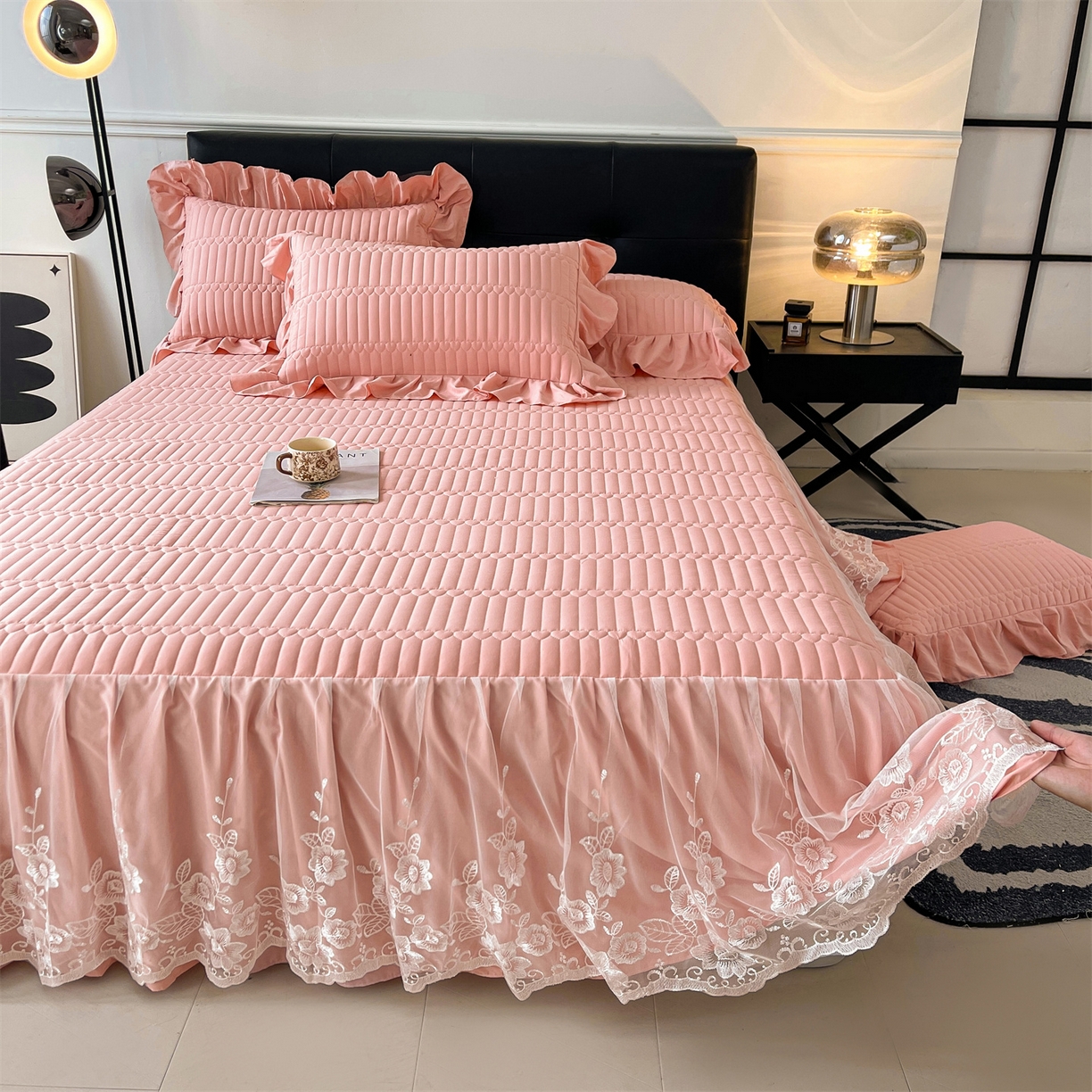 91家纺网 家纺一手货源 找家纺 好儿喜家纺 2025新款A类水洗棉床裙三件套-安妮系列 安妮-浅豆沙