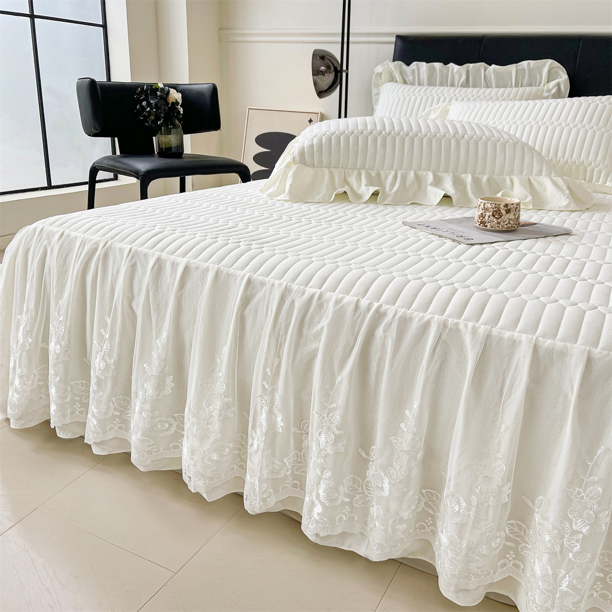 91家纺网 家纺一手货源 找家纺 好儿喜家纺 2025新款A类水洗棉床裙三件套-安妮系列 安妮-奶白