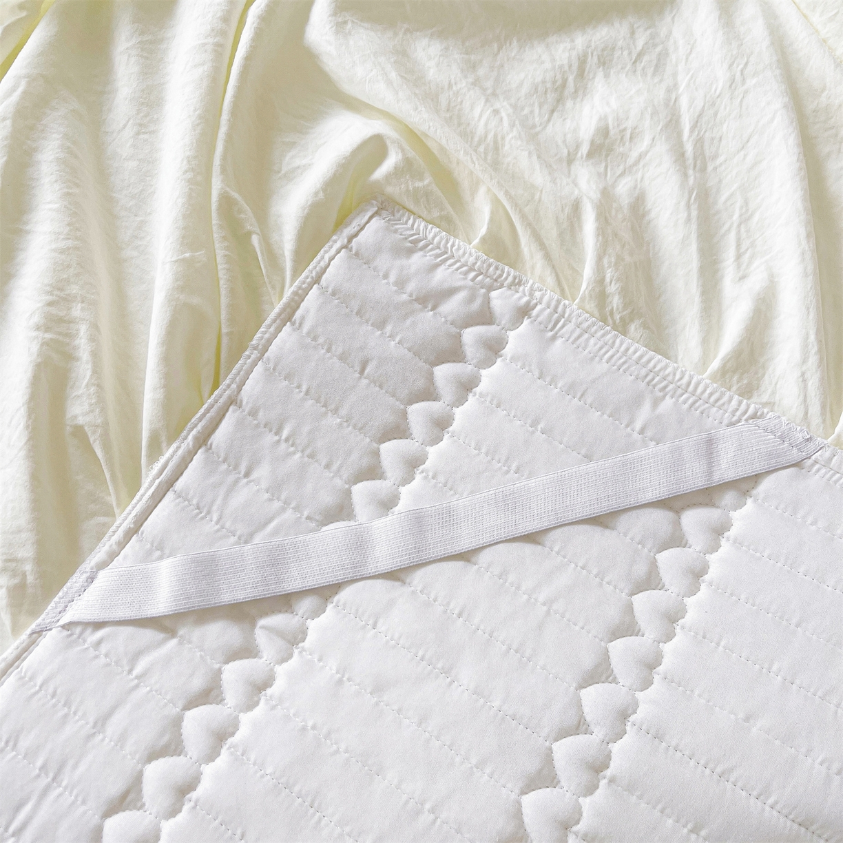 91家纺网 家纺一手货源 找家纺 好儿喜家纺 2025新款A类水洗棉床裙三件套-安妮系列 安妮-奶白