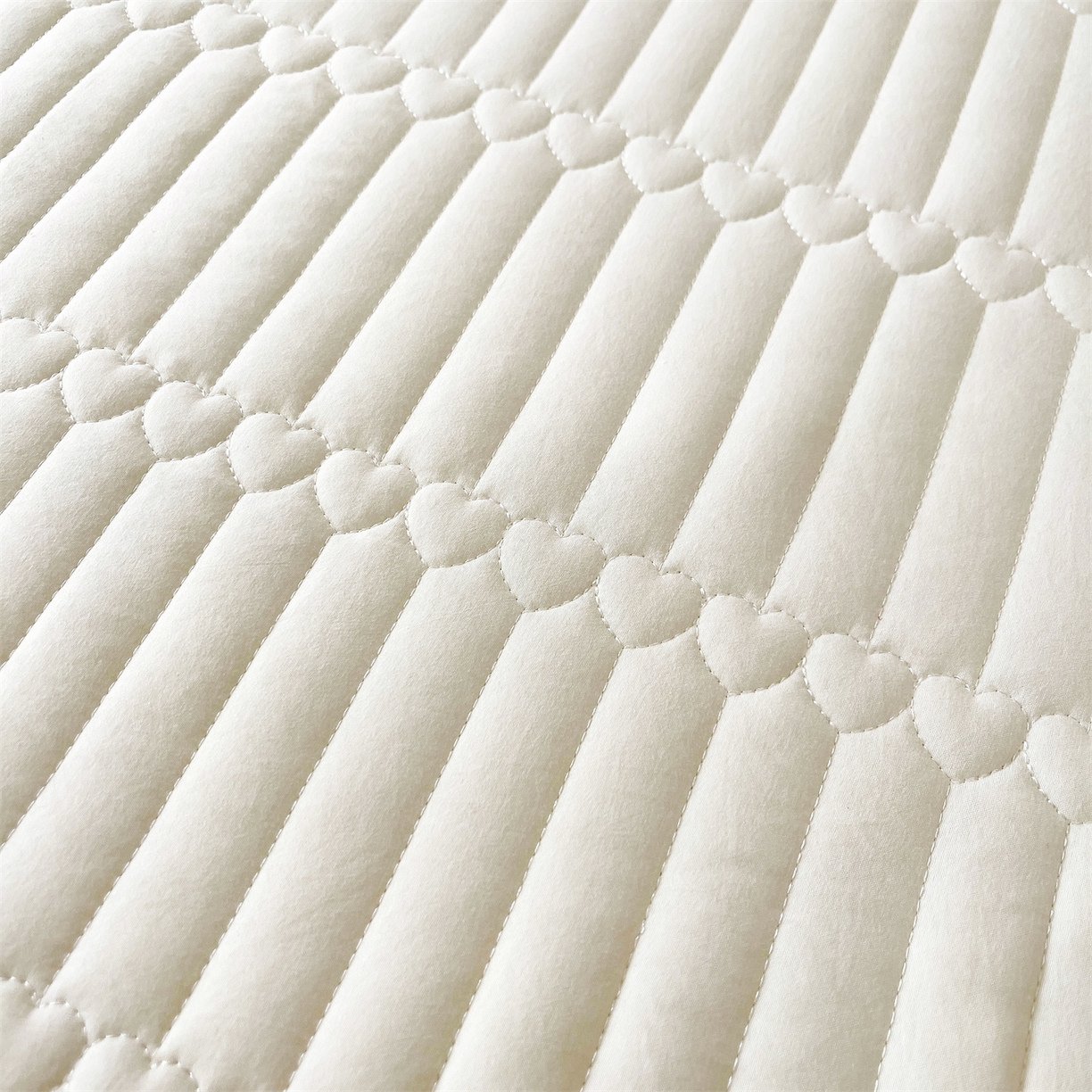 91家纺网 家纺一手货源 找家纺 好儿喜家纺 2025新款A类水洗棉床裙三件套-安妮系列 安妮-奶白