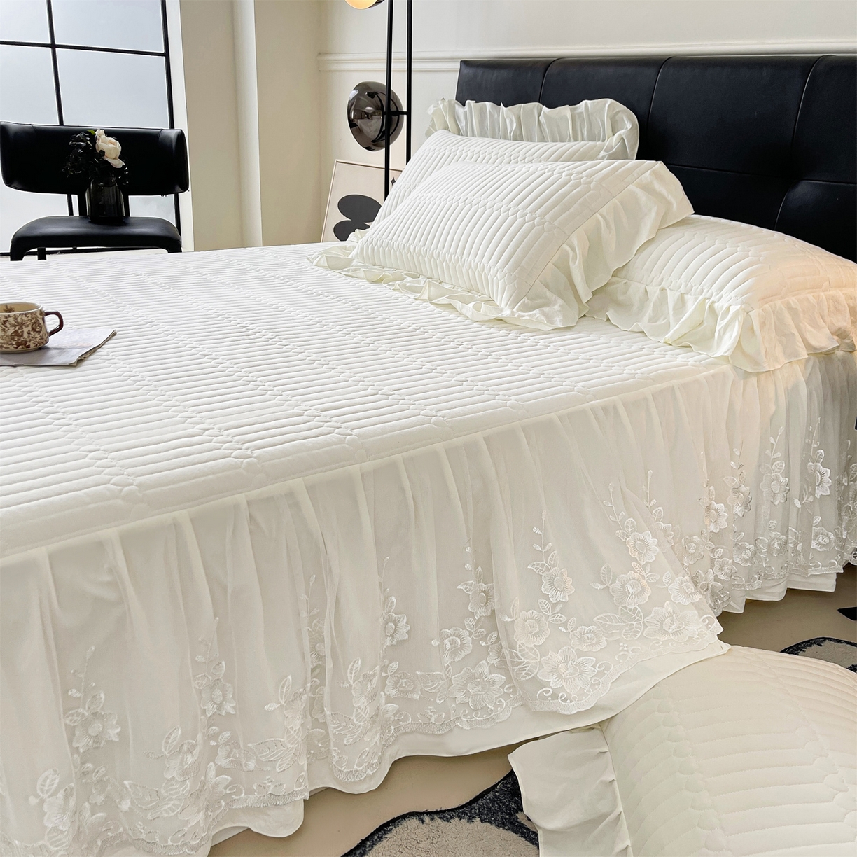 91家纺网 家纺一手货源 找家纺 好儿喜家纺 2025新款A类水洗棉床裙三件套-安妮系列 安妮-奶白