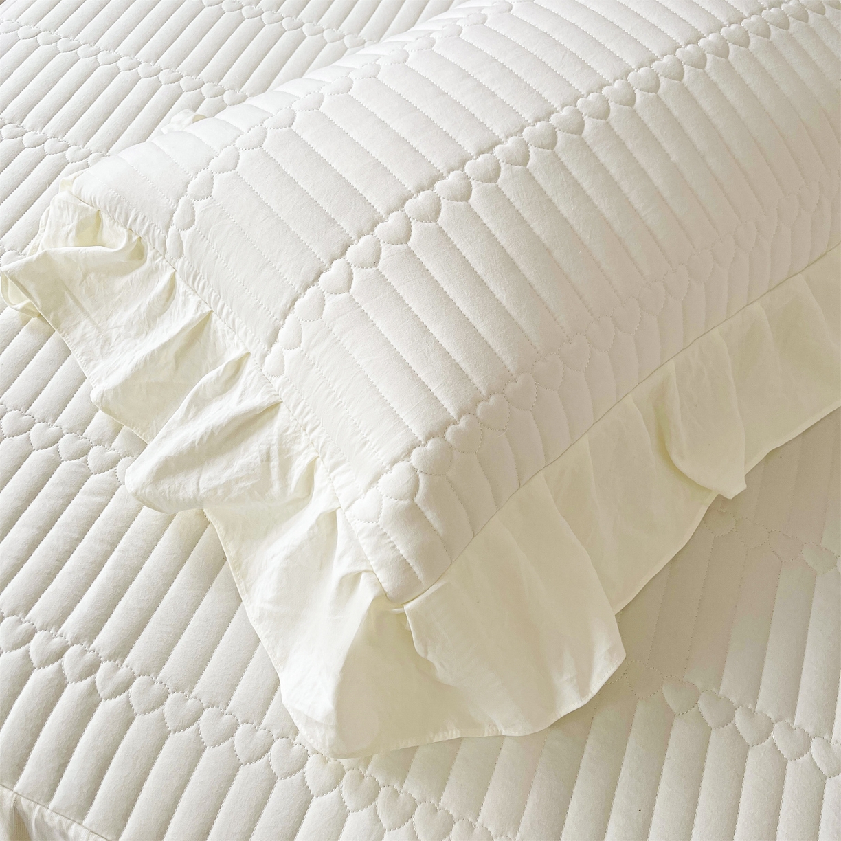 91家纺网 家纺一手货源 找家纺 好儿喜家纺 2025新款A类水洗棉床裙三件套-安妮系列 安妮-奶白