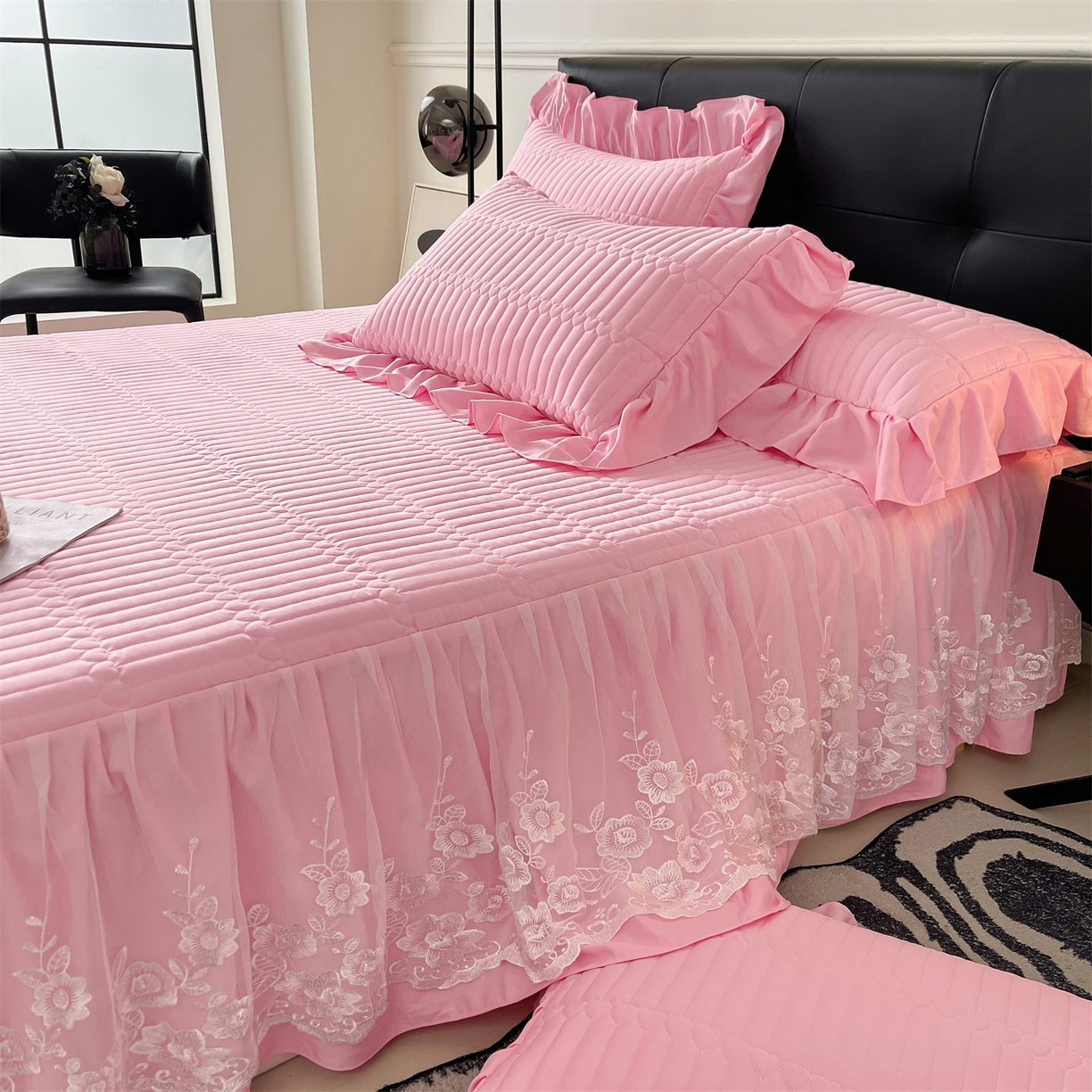 91家纺网 家纺一手货源 找家纺 好儿喜家纺 2025新款A类水洗棉床裙三件套-安妮系列 安妮-粉