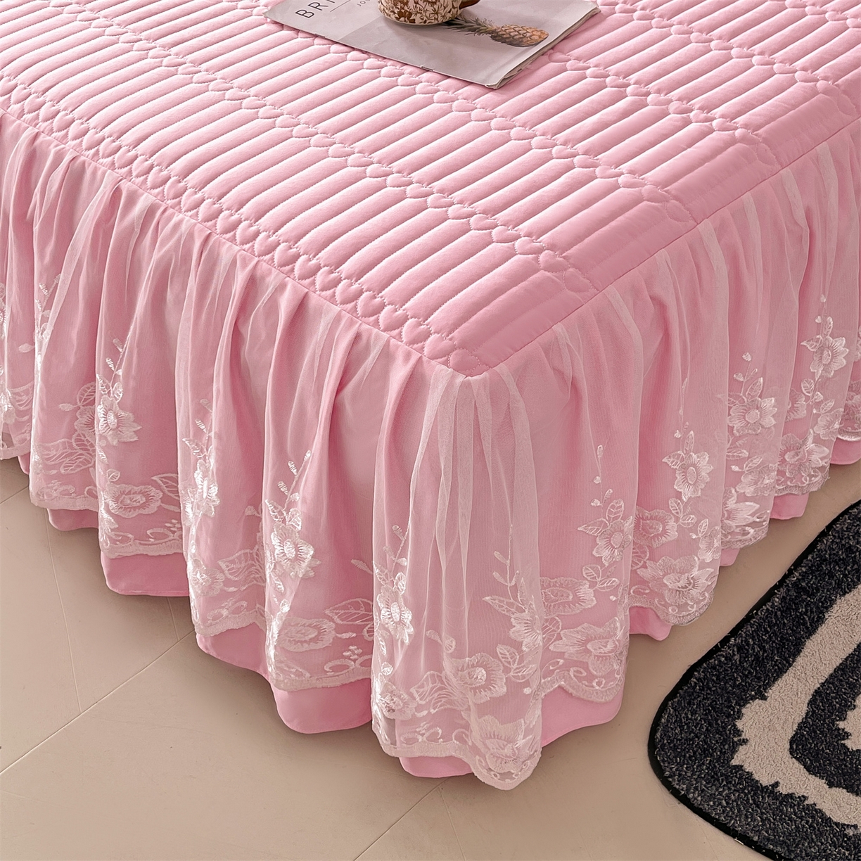 91家纺网 家纺一手货源 找家纺 好儿喜家纺 2025新款A类水洗棉床裙三件套-安妮系列 安妮-粉