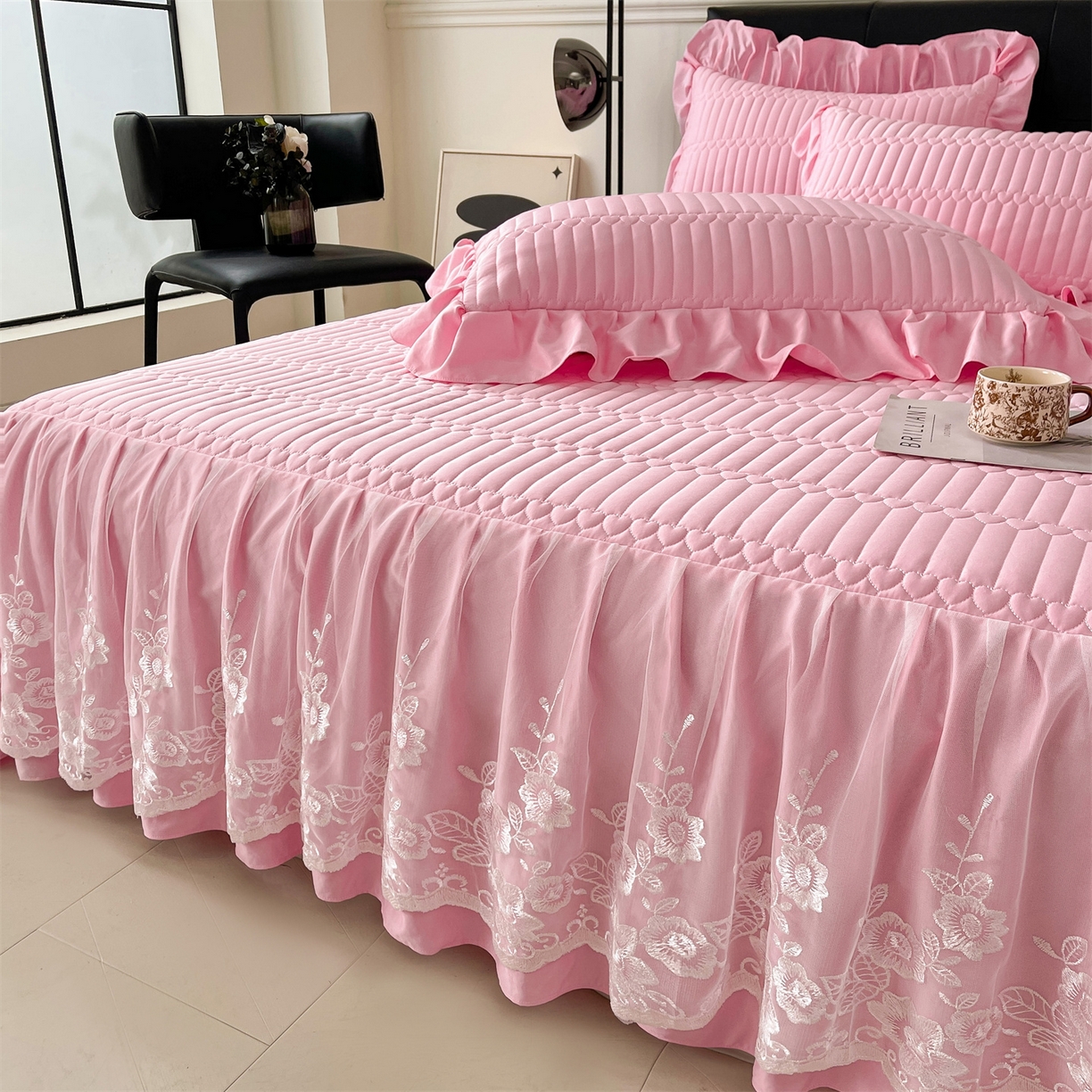 91家纺网 家纺一手货源 找家纺 好儿喜家纺 2025新款A类水洗棉床裙三件套-安妮系列 安妮-粉