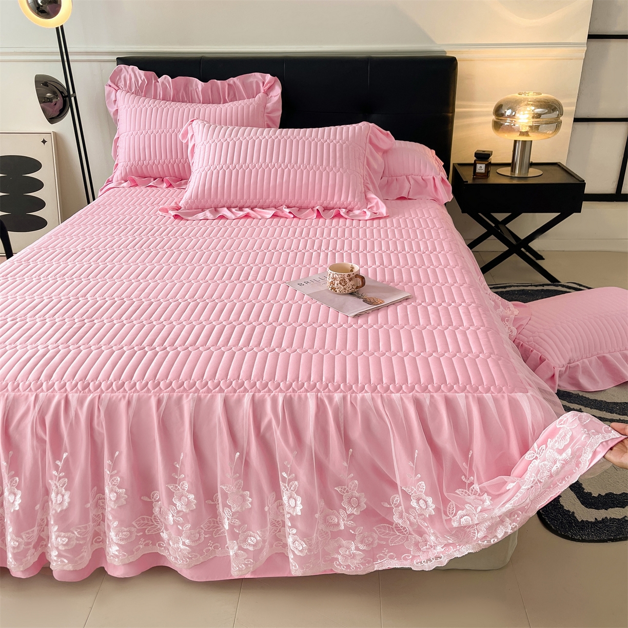 91家纺网 家纺一手货源 找家纺 好儿喜家纺 2025新款A类水洗棉床裙三件套-安妮系列 安妮-粉