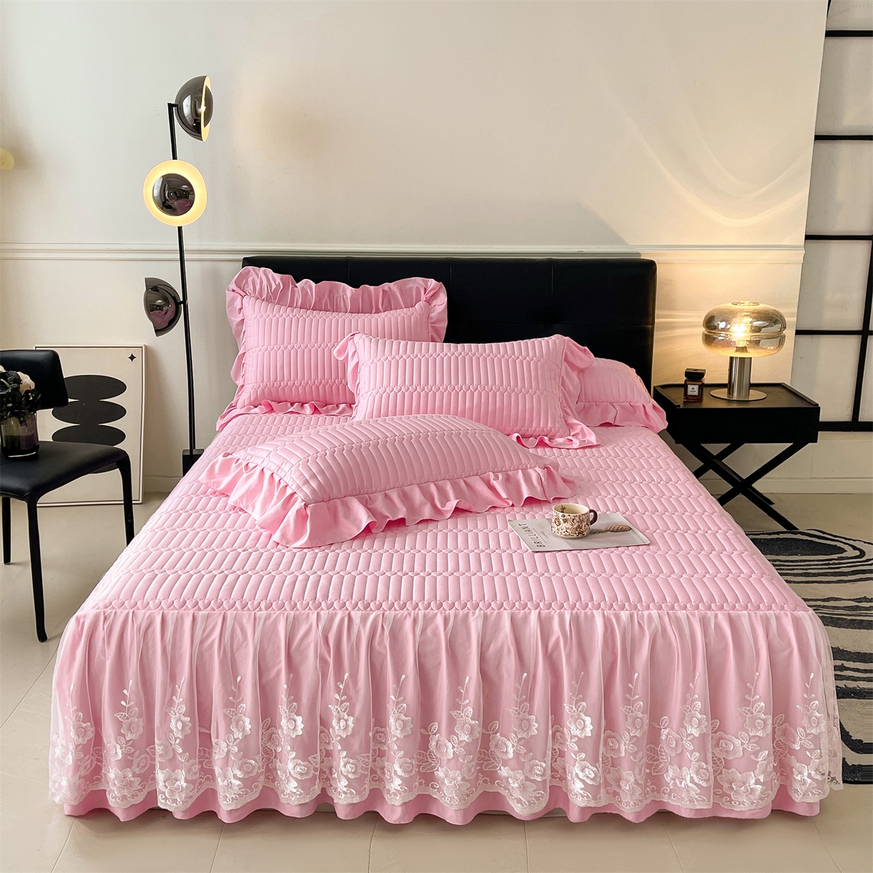 91家纺网 家纺一手货源 找家纺 好儿喜家纺 2025新款A类水洗棉床裙三件套-安妮系列 安妮-粉