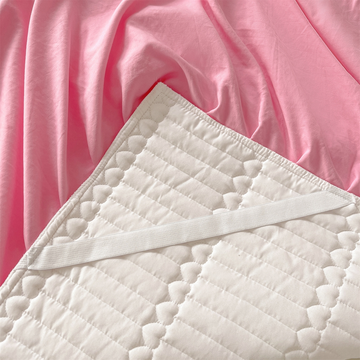 91家纺网 家纺一手货源 找家纺 好儿喜家纺 2025新款A类水洗棉床裙三件套-安妮系列 安妮-粉