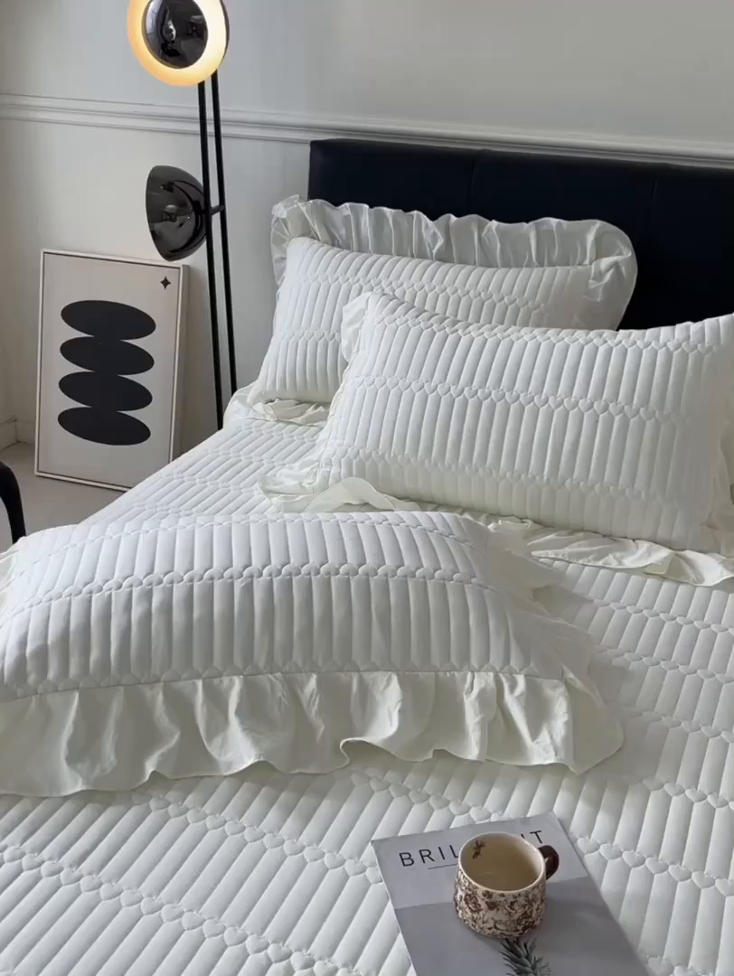 91家纺网 家纺一手货源 找家纺 好儿喜家纺 2025新款A类水洗棉床裙三件套-安妮系列 安妮-奶白