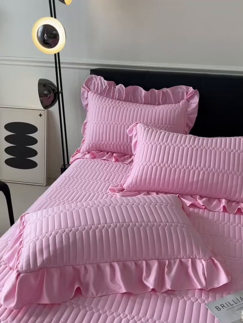 91家纺网 家纺一手货源 找家纺 好儿喜家纺 2025新款A类水洗棉床裙三件套-安妮系列 安妮-粉