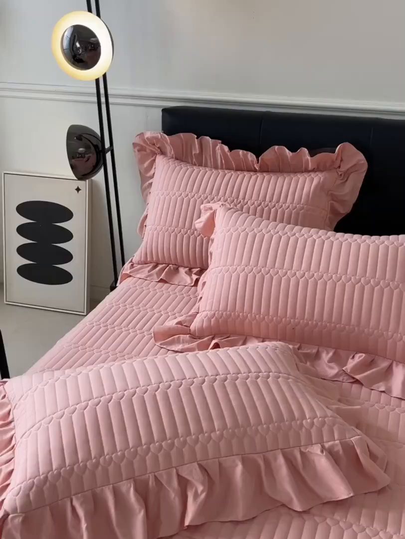 91家纺网 家纺一手货源 找家纺 好儿喜家纺 2025新款A类水洗棉床裙三件套-安妮系列 安妮-浅豆沙