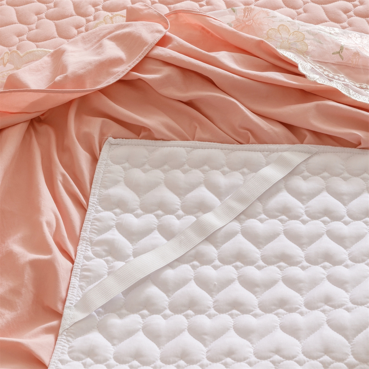 91家纺网 家纺一手货源 找家纺 好儿喜家纺 2025新款A类水洗棉床裙三件套-花恋系列 花恋-豆沙