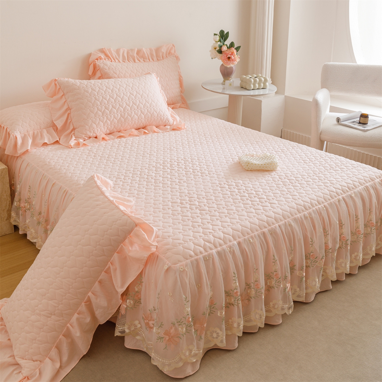 91家纺网 家纺一手货源 找家纺 好儿喜家纺 2025新款A类水洗棉床裙三件套-花恋系列 花恋-浅粉