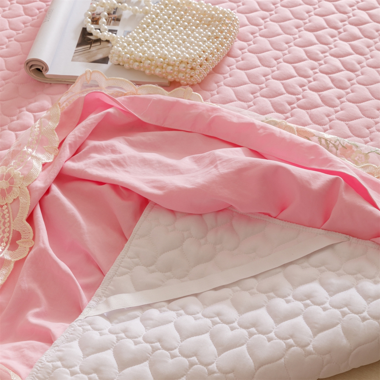 91家纺网 家纺一手货源 找家纺 好儿喜家纺 2025新款A类水洗棉床裙三件套-花恋系列 花恋-粉