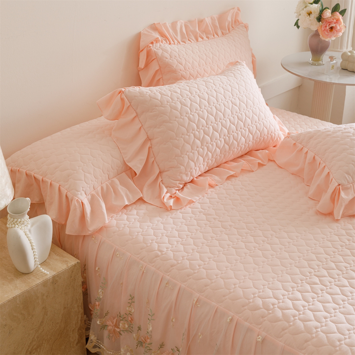 91家纺网 家纺一手货源 找家纺 好儿喜家纺 2025新款A类水洗棉床裙三件套-花恋系列 花恋-浅粉