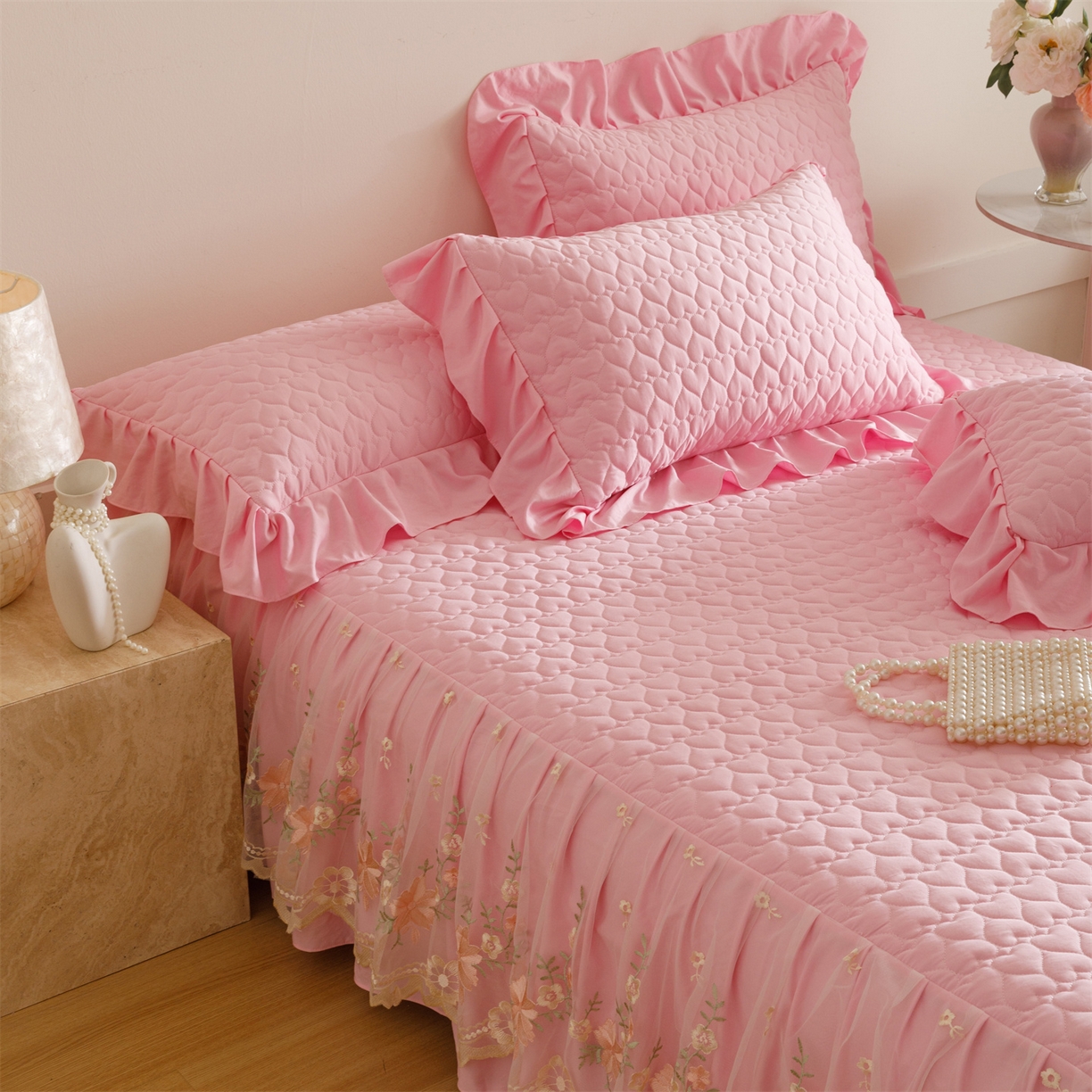 91家纺网 家纺一手货源 找家纺 好儿喜家纺 2025新款A类水洗棉床裙三件套-花恋系列 花恋-粉