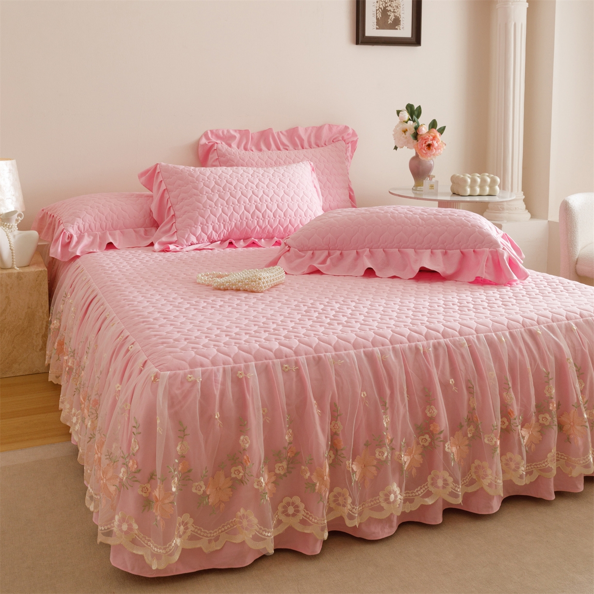 91家纺网 家纺一手货源 找家纺 好儿喜家纺 2025新款A类水洗棉床裙三件套-花恋系列 花恋-粉