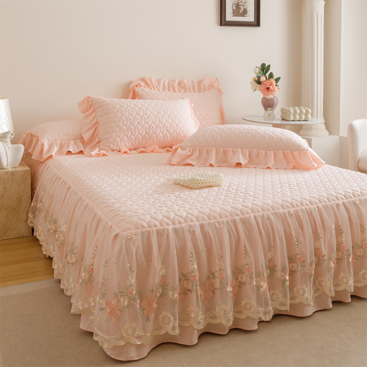 91家纺网 家纺一手货源 找家纺 好儿喜家纺 2025新款A类水洗棉床裙三件套-花恋系列 花恋-浅粉