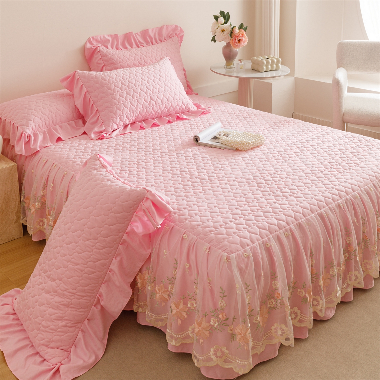 91家纺网 家纺一手货源 找家纺 好儿喜家纺 2025新款A类水洗棉床裙三件套-花恋系列 花恋-粉