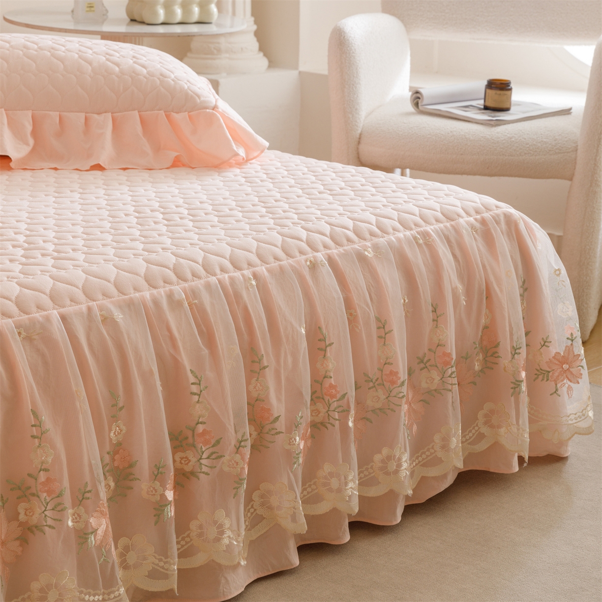 91家纺网 家纺一手货源 找家纺 好儿喜家纺 2025新款A类水洗棉床裙三件套-花恋系列 花恋-浅粉