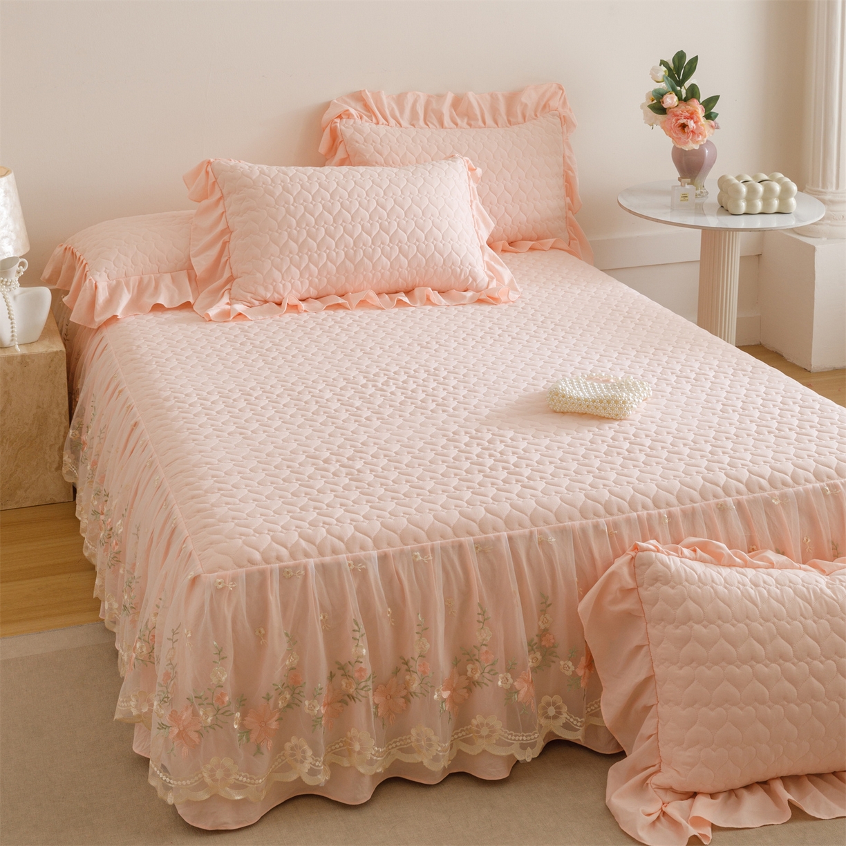 91家纺网 家纺一手货源 找家纺 好儿喜家纺 2025新款A类水洗棉床裙三件套-花恋系列 花恋-浅粉